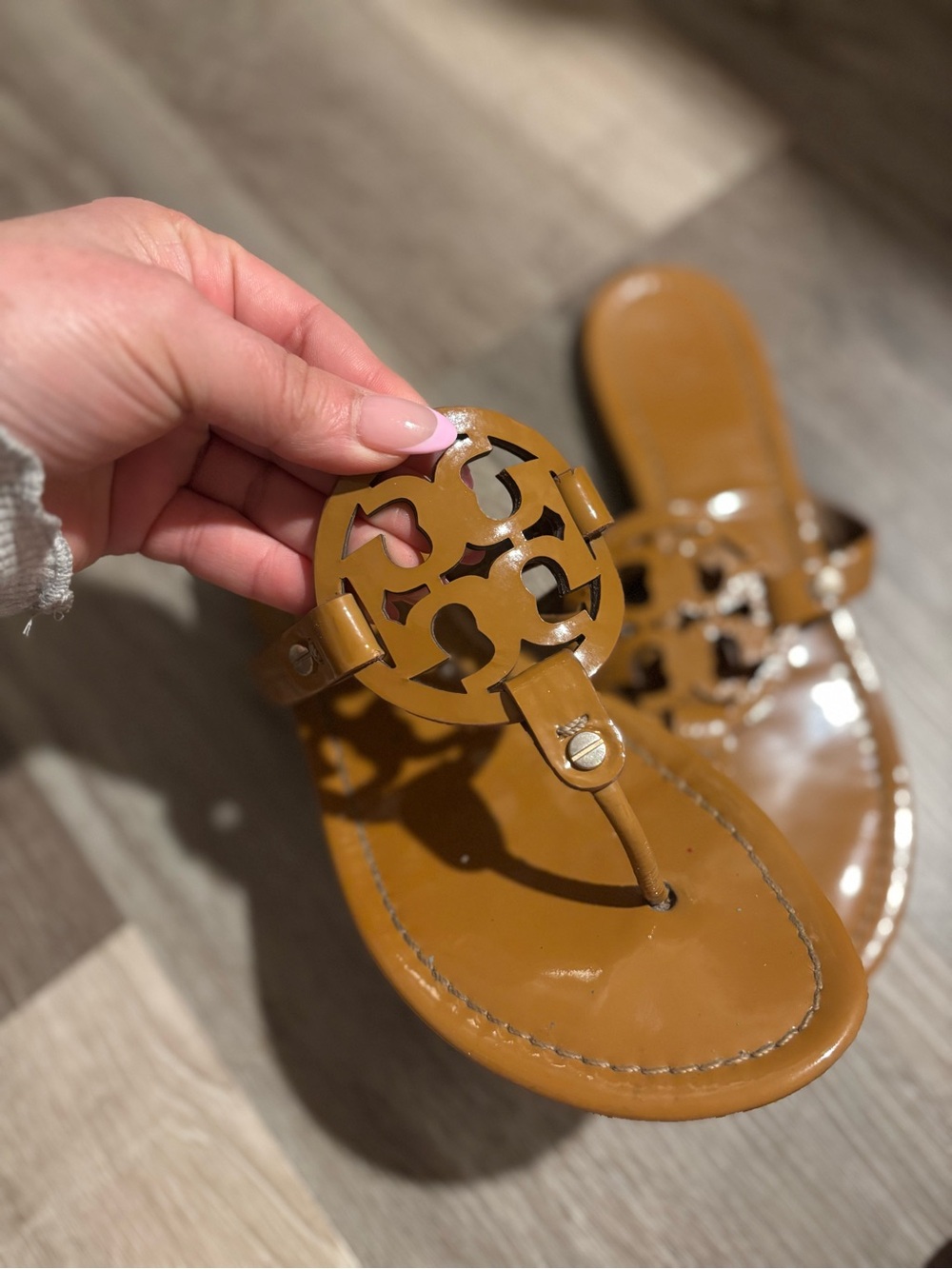 Tory Burch Patent Leather Logo Thong Sandals in Tan